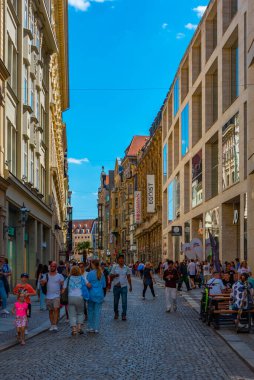Leipzig, Almanya, 8 Ağustos 2022: Alman kenti Leipzig 'de ticari bir caddenin görüntüsü.