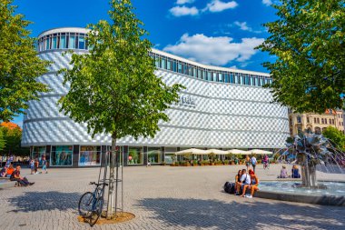 Leipzig, Almanya, 8 Ağustos 2022: Alman kenti Leipzig 'deki Hofe am bruhl alışveriş merkezi.