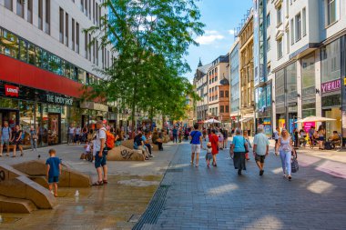 Leipzig, Almanya, 8 Ağustos 2022: Alman kenti Leipzig 'de ticari bir caddenin görüntüsü.