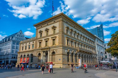 Leipzig, Almanya, 8 Ağustos 2022: Alman kenti Leipzig 'de ticari bir caddenin görüntüsü.