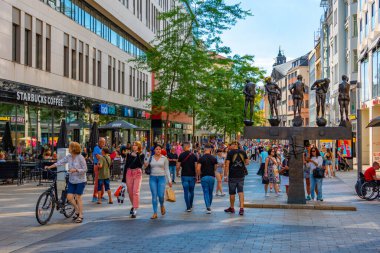 Leipzig, Almanya, 8 Ağustos 2022: Alman kenti Leipzig 'de ticari bir caddenin görüntüsü.