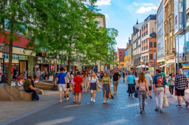 Leipzig, Almanya, 8 Ağustos 2022: Alman kenti Leipzig 'de ticari bir caddenin görüntüsü.