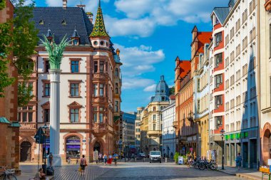 Leipzig, Almanya, 8 Ağustos 2022: Alman kenti Leipzig 'de ticari bir caddenin görüntüsü.