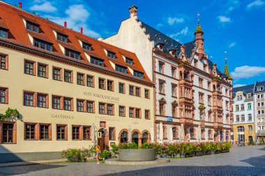 Leipzig, Almanya, 8 Ağustos 2022: Alman kenti Leipzig 'de ticari bir caddenin görüntüsü.