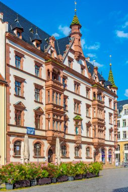 Leipzig, Almanya, 8 Ağustos 2022: Alman kenti Leipzig 'de ticari bir caddenin görüntüsü.