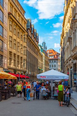Leipzig, Almanya, 8 Ağustos 2022: Alman kenti Leipzig 'de ticari bir caddenin görüntüsü.