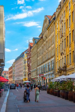 Leipzig, Almanya, 8 Ağustos 2022: Alman kenti Leipzig 'de ticari bir caddenin görüntüsü.