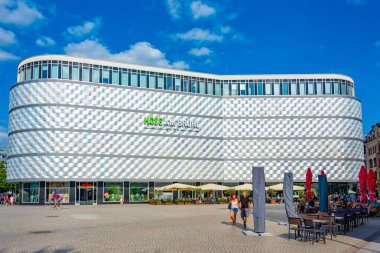 Leipzig, Almanya, 8 Ağustos 2022: Alman kenti Leipzig 'deki Hofe am bruhl alışveriş merkezi.