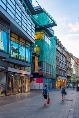 Leipzig, Almanya, 8 Ağustos 2022: Alman kenti Leipzig 'deki ticari bir caddenin gün batımı manzarası.