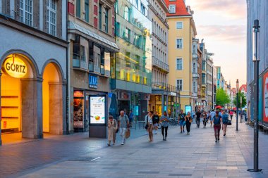 Leipzig, Almanya, 8 Ağustos 2022: Alman kenti Leipzig 'deki ticari bir caddenin gün batımı manzarası.
