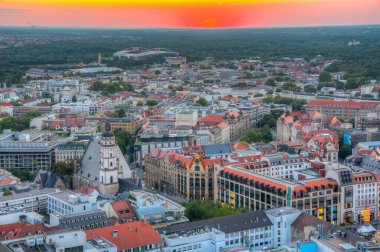 Leipzig, Almanya, 8 Ağustos 2022: Dresden 'in Marktplatz Meydanı ile günbatımı manzarası, Almanya.