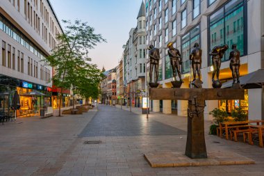 Leipzig, Almanya, 9 Ağustos 2022: Alman kenti Leipzig 'de ticari bir caddenin gün doğumu manzarası.