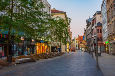 Leipzig, Almanya, 9 Ağustos 2022: Alman kenti Leipzig 'de ticari bir caddenin gün doğumu manzarası.