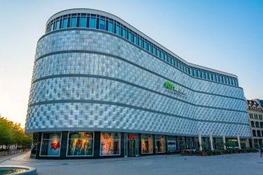 Leipzig, Almanya, 9 Ağustos 2022: Alman kenti Leipzig 'deki Hofe am Bruhl alışveriş merkezinin gün doğumu manzarası.