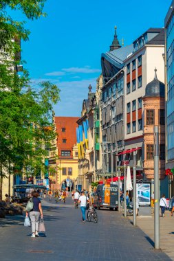 Leipzig, Almanya, 9 Ağustos 2022: Alman kenti Leipzig 'de ticari bir caddenin görüntüsü.