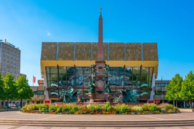 Leipzig, Almanya, 9 Ağustos 2022: Alman kenti Leipzig 'deki Mendebrunnen çeşmesi ve Gewandhaus.