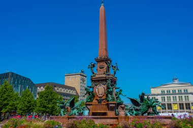 Leipzig, Almanya, 9 Ağustos 2022: Alman kenti Leipzig 'deki Mendebrunnen çeşmesinde gün doğumu.