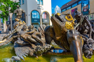 Nurnberg, Almanya, 9 Ağustos 2022: Nurnberg, Almanya 'daki ehekarussell çeşmesinin manzarası..