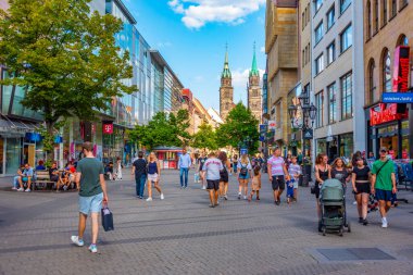 Nurnberg, Almanya, 9 Ağustos 2022: Alman kenti Nurnberg 'in Karolinenstrasse manzarası.