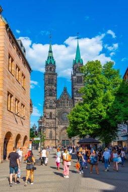 Nurnberg, Almanya, 9 Ağustos 2022: Alman kenti Nurnberg 'in Karolinenstrasse manzarası.