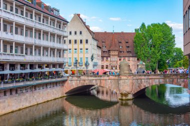 Nurnberg, Almanya, 9 Ağustos 2022: İnsanlar Nurnberg, Almanya 'da müze şemsiyesi üzerinde geziniyorlar..