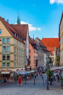 Nurnberg, Almanya, 9 Ağustos 2022: Eski Alman kenti Nurnberg 'de bir sokak manzarası.