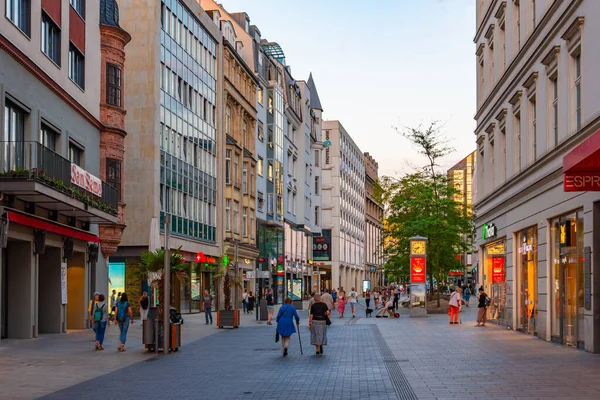 Leipzig, Almanya, 8 Ağustos 2022: Alman kenti Leipzig 'deki ticari bir caddenin gün batımı manzarası.