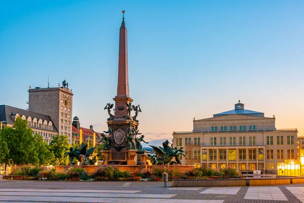 Leipzig, Almanya, 9 Ağustos 2022: Alman kenti Leipzig 'de Mendebrunnen çeşmesinin üzerinde gün doğumu ve opera.