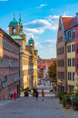 Nurnberg, Almanya, 9 Ağustos 2022: Nurnberg, Almanya 'daki Burgstrasse' de insanlar geziniyor..