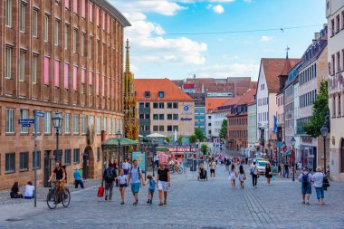 Nurnberg, Almanya, 9 Ağustos 2022: İnsanlar Nurnberg, Almanya 'daki Rathausplatz' daki tarihi binaların önünde geziniyor..