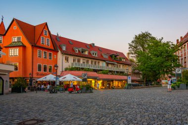 Nurnberg, Almanya, 9 Ağustos 2022: Eski Alman kenti Nurnberg 'deki Trodelmarkt Meydanı' nın günbatımı manzarası.