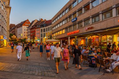 Nurnberg, Almanya, 9 Ağustos 2022: Eski Alman kenti Nurnberg 'de gün batımı manzarası.
