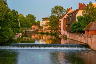 Nurnberg, Almanya, 9 Ağustos 2022: Orta Nurnberg, Almanya 'da Pegnitz nehrinin kıyısında renkli evler..