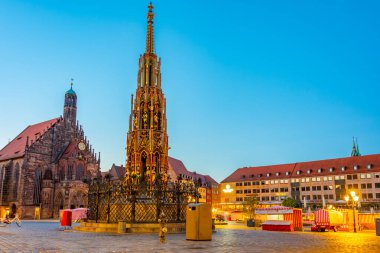 Nurnberg, Almanya, 9 Ağustos 2022: Schoner Brunnen ve Frauenkirche, Alman kenti Nurnberg 'de gün doğumunda.