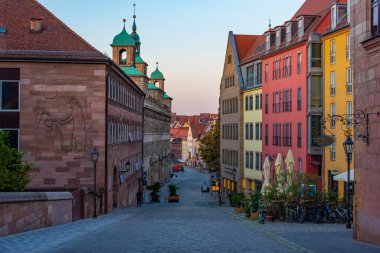 Nurnberg, Almanya, 10 Ağustos 2022: Nurnberg, Almanya 'da Burgstrasse' nin gündoğumu görünümü..