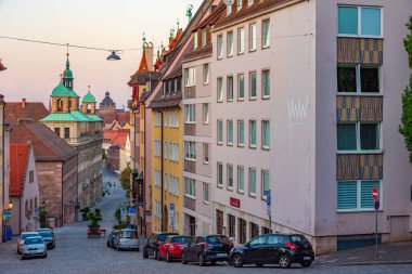 Nurnberg, Almanya, 10 Ağustos 2022: Nurnberg, Almanya 'da Burgstrasse' nin gündoğumu görünümü..