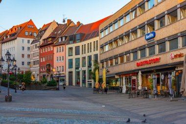 Nurnberg, Almanya, 10 Ağustos 2022: Eski Alman kenti Nurnberg 'deki bir sokağın gün doğumu manzarası.