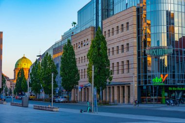 Nurnberg, Almanya, 10 Ağustos 2022: Eski Alman kenti Nurnberg 'de Kornplatz' ın gündoğumu manzarası.