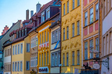 Bamberg, Almanya, 10 Ağustos 2022: Bamberg, Almanya 'da renkli cephelerin gün doğumu görünümü..