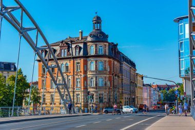 Bamberg, Almanya, 10 Ağustos 2022: Alman Bamberg kentindeki ticari bir caddenin görüntüsü.