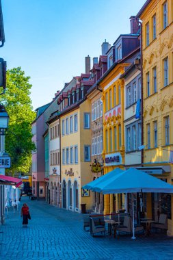Bamberg, Almanya, 10 Ağustos 2022: Alman Bamberg kentindeki ticari bir caddenin görüntüsü.