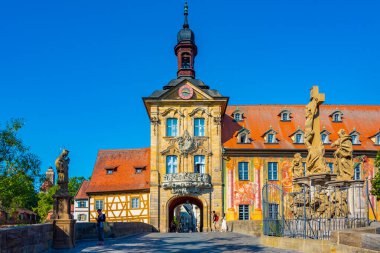 Bamberg, Almanya, 10 Ağustos 2022: Alman kentindeki renkli belediye binası.