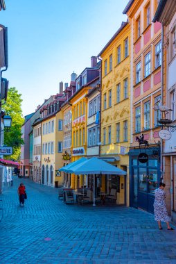 Bamberg, Almanya, 10 Ağustos 2022: Alman Bamberg kentindeki ticari bir caddenin görüntüsü.