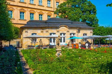 Bamberg, Almanya, 10 Ağustos 2022: Bamberg, Almanya 'daki Neue Residenz Sarayı' ndaki gül bahçesi.