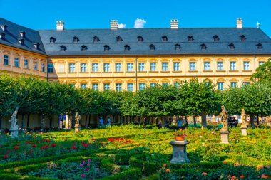 Bamberg, Almanya, 10 Ağustos 2022: Bamberg, Almanya 'daki Neue Residenz Sarayı' ndaki gül bahçesi.