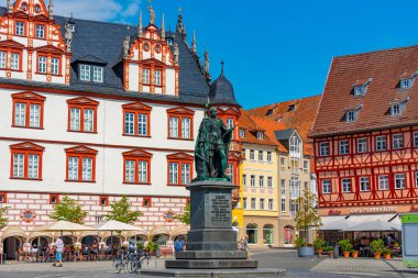 Coburg, Almanya, 10 Ağustos 2022: Coburg, Almanya 'da Marktplatz Meydanı' nda Prens Albert ve Stadthaus 'un heykeli.