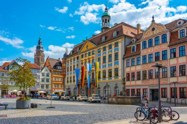 Coburg, Almanya, 10 Ağustos 2022: Eski Alman şehri Coburg 'daki Marktplatz Meydanı' ndaki belediye binası.