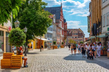 Coburg, Almanya, 10 Ağustos 2022: Eski Alman kenti Coburg 'da bir sokak manzarası.