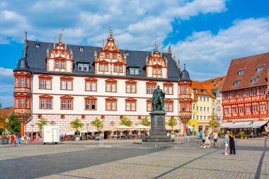 Coburg, Almanya, 10 Ağustos 2022: Coburg, Almanya 'da Marktplatz Meydanı' nda Prens Albert ve Stadthaus 'un heykeli.