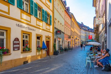 Bamberg, Almanya, 10 Ağustos 2022: Eski Alman kasabası Bamberg 'de bir sokak manzarası.